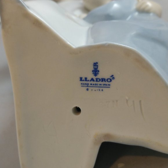 Lladro Children in Nightshirts Figurine - Picture 3 of 3